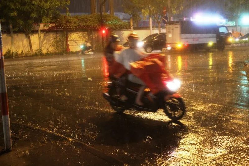 Cơn mưa 'vàng' giải nhiệt cho người dân Sài Gòn ảnh 7